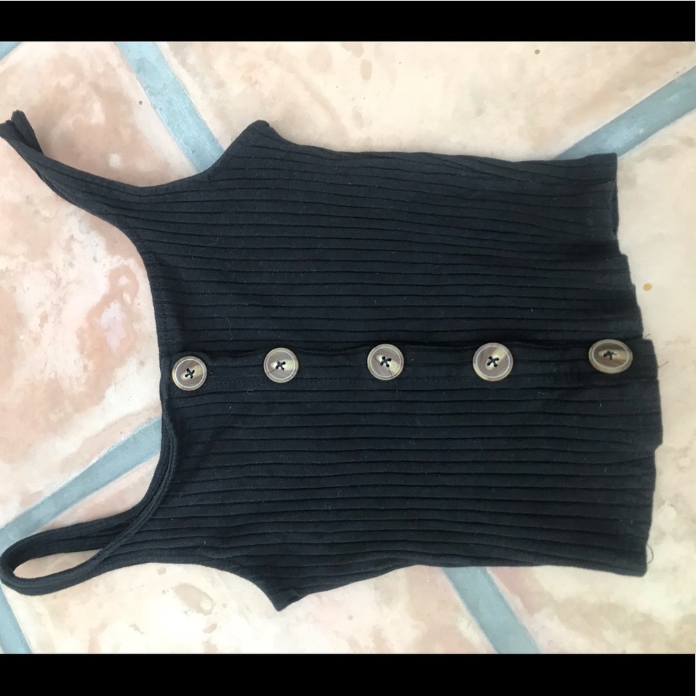 button crop top